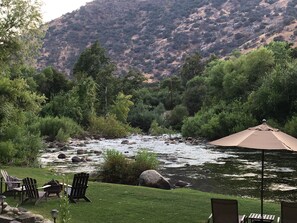 Property grounds - Sequoia River Cabin ~ Romantic Rustic Retreat on Kaweah River ~ Close to Sequoia (Three Rivers)