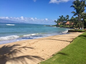 Aan het strand, ligstoelen aan het strand, strandlakens
