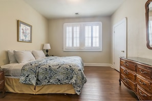6 bedrooms, in-room safe, iron/ironing board, travel crib - Walk to all the French Quarter attractions.  A great space to enjoy NOLA (New Orleans)