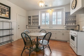 Fridge, microwave, oven, stovetop - Walk to all the French Quarter attractions.  A great space to enjoy NOLA (New Orleans)