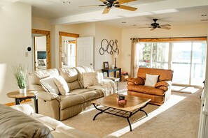 Smart-tv, eldstad, dvd-spelare och böcker