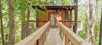2-Person Romantic Treehouse Getaway in Hocking Hills, Ohio