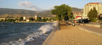 Squires House - Amazing views!   Minutes to beaches, trails & wineries!