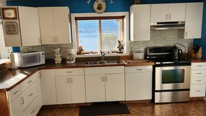 コーヒー / ティーメーカー、冷蔵庫、電子レンジ、オーブン