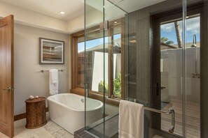 Douche, sèche-cheveux, serviettes fournies, savon