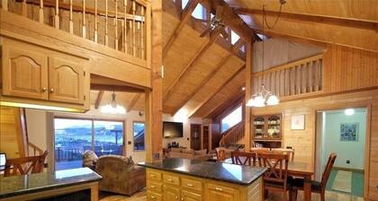 Great House w/ Huge Deck & Hot Tub by Factory Outlets & Free Shuttle 6 Ski Areas