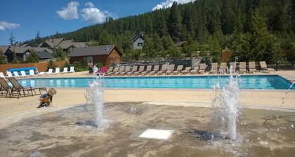 Wilderness&Wanderlust. WiFi, pool access, trails,lake,town.Cabin life elevated.
