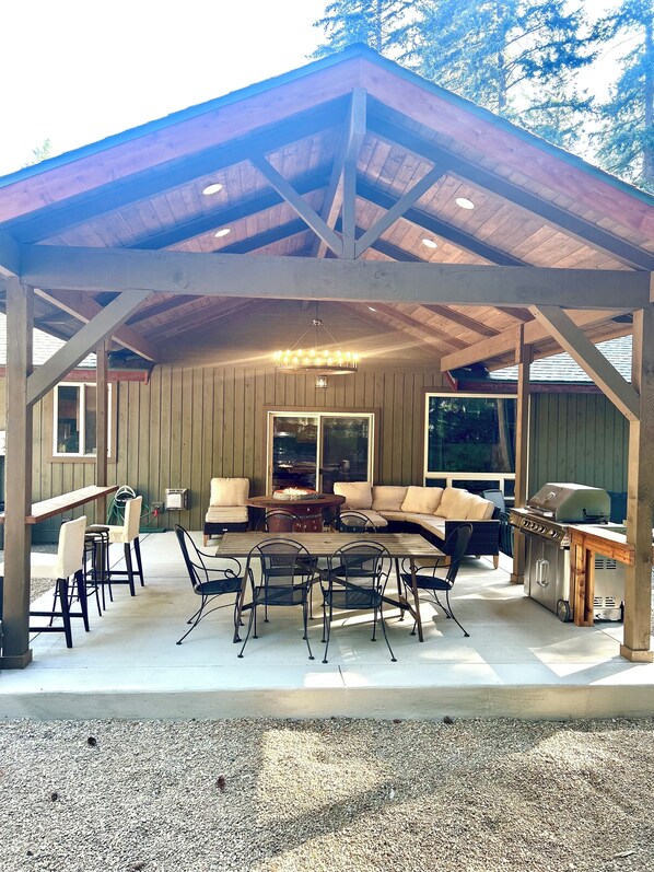 Outdoor dining - Wilderness&Wanderlust. WiFi, pool access, trails,lake,town.Cabin life elevated. (Ronald)