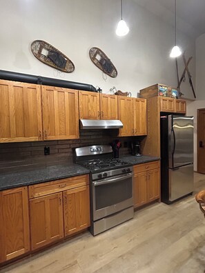 Fridge, microwave, oven, stovetop - Wilderness&Wanderlust. WiFi, pool access, trails,lake,town.Cabin life elevated. (Ronald)