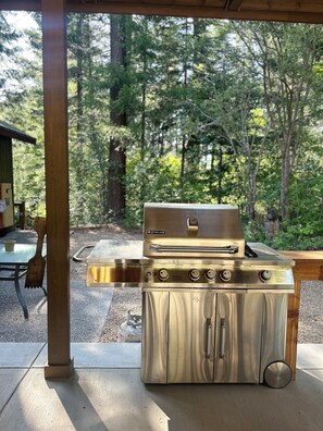 Outdoor dining - Wilderness&Wanderlust. WiFi, pool access, trails,lake,town.Cabin life elevated. (Ronald)
