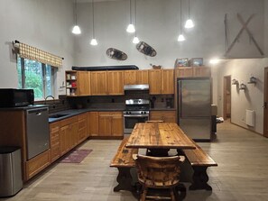 Fridge, microwave, oven, stovetop - Wilderness&Wanderlust. WiFi, pool access, trails,lake,town.Cabin life elevated. (Ronald)