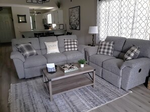 Smart-TV, peis og bøker