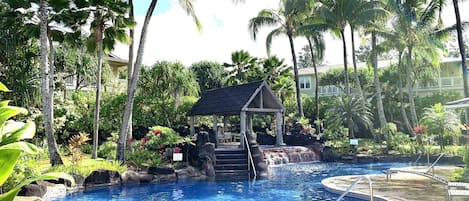 Una piscina al aire libre, una piscina climatizada