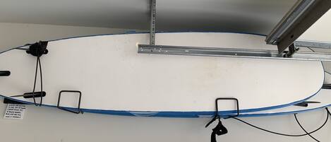 Un plafond muni d’une équerre métallique et d’un câble bleu qui le traverse.