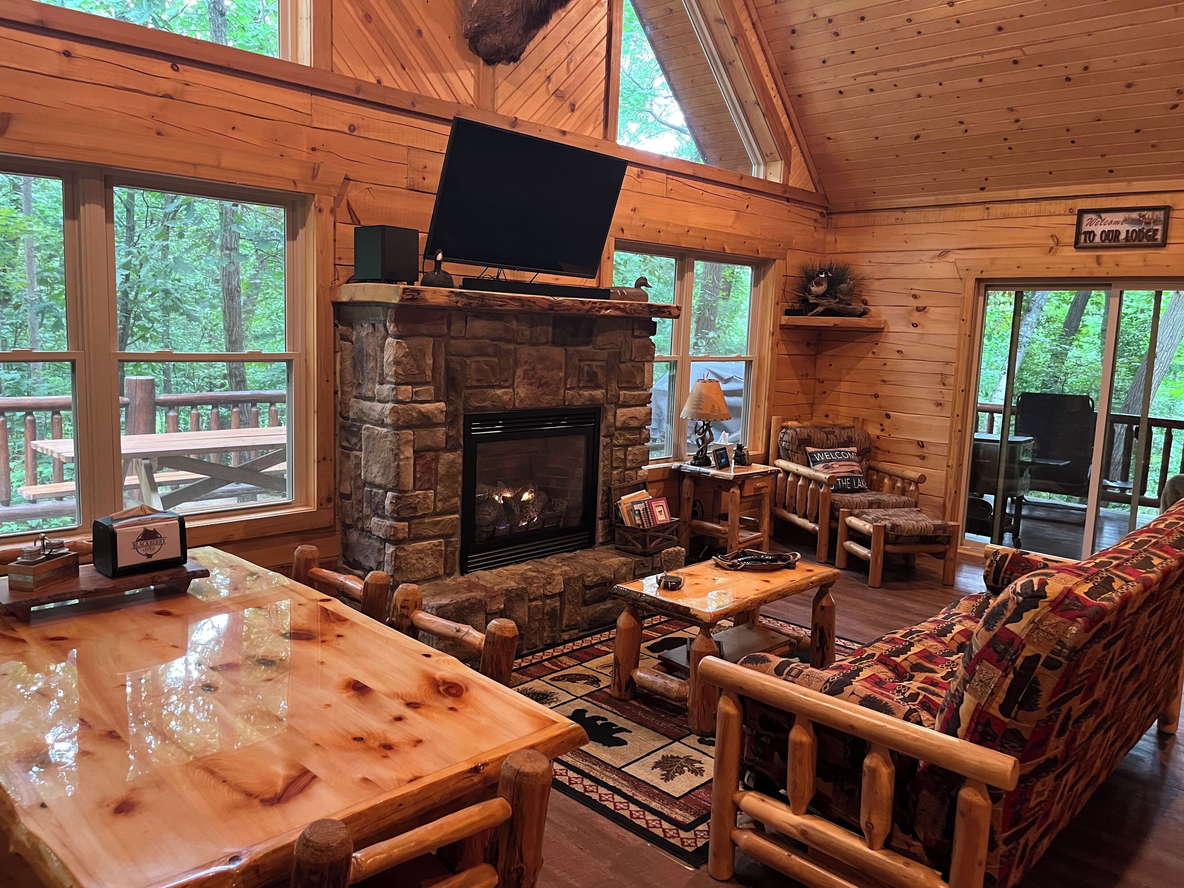 Älytelevisio, takka, DVD-soitin, pöytäjalkapallopöytä