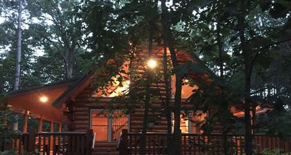 Natures retreat! Lakeside log cabin on 7 acres! Hike, Fish, Swim, Kayak, Spa!