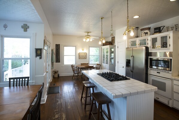 Kjøleskap, mikrobølgeovn, ovn og kokeplater