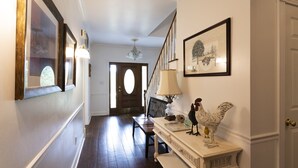 A hallway with a bench, a lamp, and a decorative rooster. - 3 acre Lake, Farm Animals Petting Zoo, Horses and Horseback Riding, Room to roam (Brownsburg)