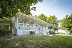 Exterior - 3 acre Lake, Farm Animals Petting Zoo, Horses and Horseback Riding, Room to roam (Brownsburg)