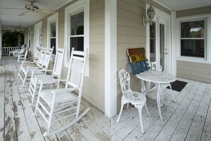 Outdoor dining - 3 acre Lake, Farm Animals Petting Zoo, Horses and Horseback Riding, Room to roam (Brownsburg)