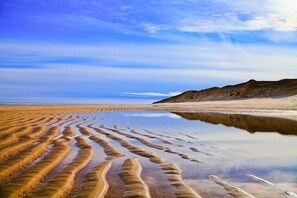 Una spiaggia nelle vicinanze, lettini da mare