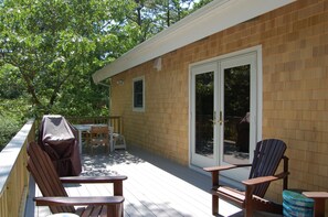Outdoor dining - Bright and Spacious Cape House with Central Air (Wellfleet)