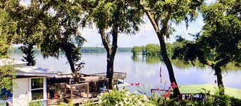 Encanto, Vintage Lake Cottage, grandes muelles cubiertos y descubiertos, porche con pantalla