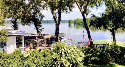 Charming cottage, incredible views! Outdoor living areas, huge dock, clean!