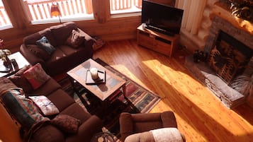 TV, caminetto, lettore DVD, libri