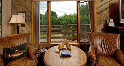 Aspen Riverhouse- Riverfront-perheen retriitti