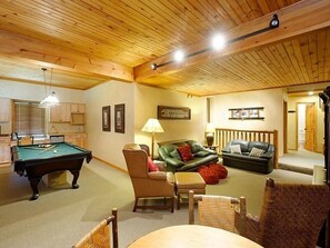 Een smart-tv, een open haard, een dvd-speler en boeken