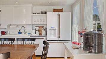 Køleskab, mikrobølgeovn, ovn, kogeplade