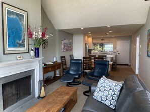 Smart TV, fireplace, DVD player, books