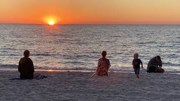 Beach nearby, sun-loungers, beach towels