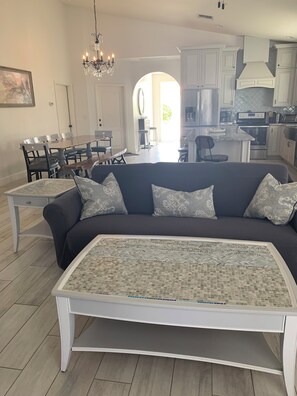 Smart TV - Luxury French-Style Villa with Heated Pool. Walk to Vanderbilt Beach & Mercato (Naples)