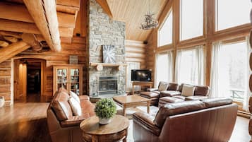 TV connectée, cheminée, baby-foot, chaßne hi-fi