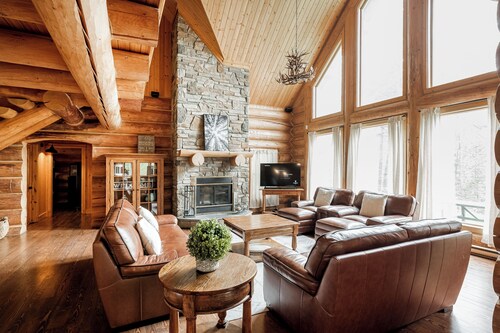 ChaletsOais Luxury lakefront 5 bedroom log home with private hot tub 