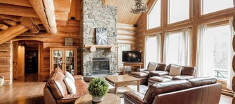ChaletsOais Luxury lakefront 5 bedroom log home with private hot tub 
