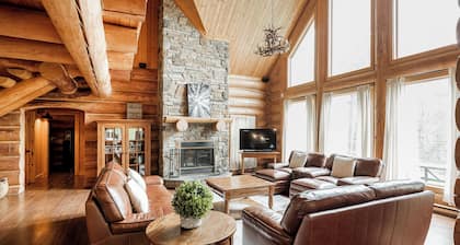 ChaletsOais Luxury lakefront 5 bedroom log home with private hot tub
