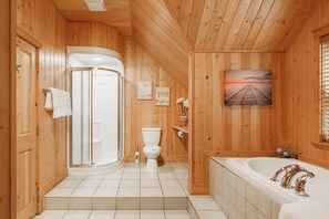 Bañera, bañera de hidromasaje, secador de pelo, toallas