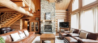 ChaletsOais Luxury lakefront 5 bedroom log home with private hot tub 