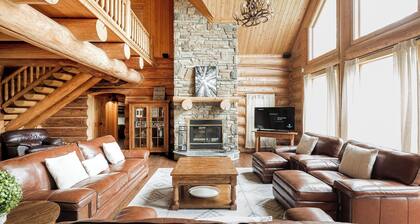 ChaletsOais Luxury lakefront 5 bedroom log home with private hot tub