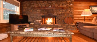 Cabane en rondins, Cheminée à bois, bain à remous, piscine, animaux acceptés, Asheville, NC