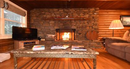 Log Cabin, Wood Burning Fireplace, Hot Tub, Pool, Pet Friendly, Asheville, NC