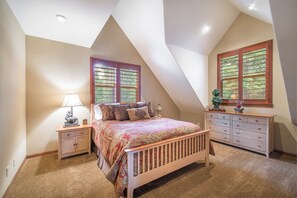 5 habitaciones, escritorio y tabla de planchar con plancha