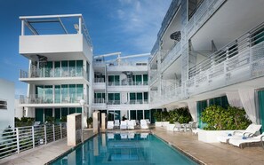 pool view - Oceanview Penthouse, Private Rooftop w/ Hot Tub, Steps to Ocean (Miami Beach)