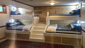 6 bedrooms, desk, iron/ironing board, travel cot