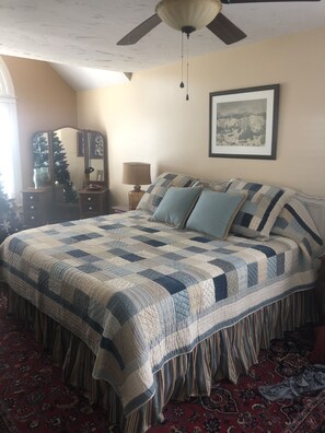 6 bedrooms, desk, iron/ironing board, travel crib