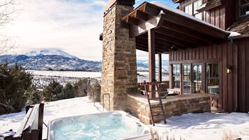 Bañera de hidromasaje al aire libre
