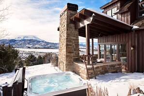 Outdoor spa tub - Stunning  views from this 5 bedroom home on 8 acres, sleeps 12 (Carbondale)
